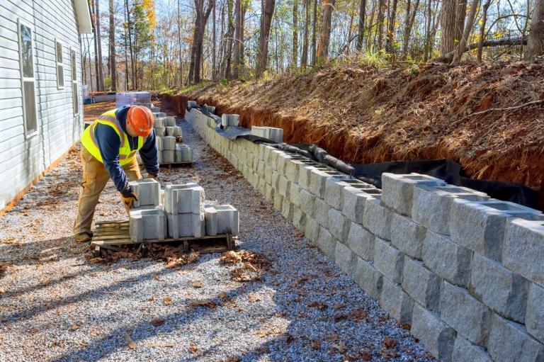 Nos conseils pour installer un mur de soutènement à Saint-Louis